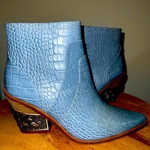 Blue Gianni Bini western boots.